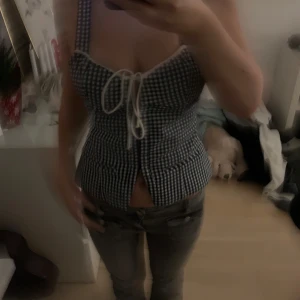 Zara topp - Använd 1 gång, har en fläck på insidan av toppen- kom privat för bilder på de🩷