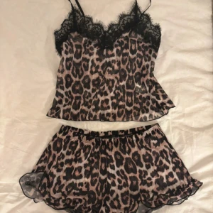 Leopard pyjamas - Jättesöt pyjamas, använd 1 gång! Jätteskönt material🫶🏽