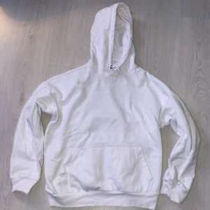 Vit hoodie från Yourturn - Säljer en klassisk vit hoodie från Yourturn. Den har en stor ficka framtill och en bekväm huva med dragsko. Ingen fläck eller något på den, som ny