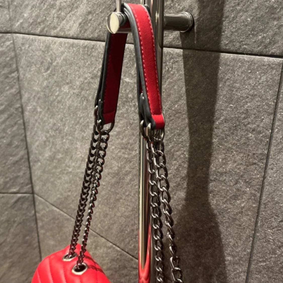 Röd quiltad axelväska  - 92