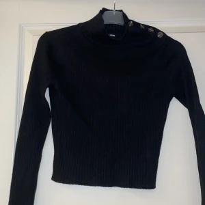 Ribbad turtleneck från fashionnova - Ribbad turtleneck från fashionnova, med snygga knappdetaljer. Strl s. Använd men i fint skick. 100 kr