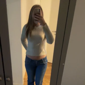 Beige tröja från Gina  - En beige tröja från Gina i strlk xs men passar också s då den har stretchigt material. Den har slit på ärmarna som man ser på den tredje bilden 🥰Aldrig använd!