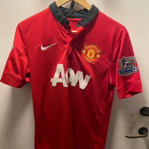  Manchester United - Nemaja Vidic med guldemblemen på ärmarna nr 15. Allt original, strlk s.  Skick på tröjan 9/10