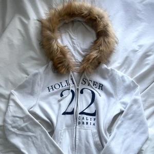 hollister fur zip up - sydd för hand därav FAST pris. i okej skick, OBSERVERA att defekter tillkommer. dels finns det två små fläckar vid vänstra ärmen och dels roda färg vid dragkedjan (se sista slide 4 och 5). jsg upplever dock inte att man ser detta vid långt håll, men pga detta säljer jag det för ett lägre pris än vanligt. (original: 480kr) 💝fuskpälsen hae blivit noggrann sydd och sitter väldigt snyggt! 🐾