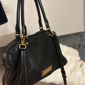 Handväska - Fin väska ifrån Marc jacobs! Sådär skicka där av priset!