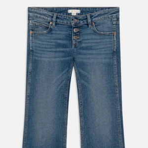Blå jeans med knappar - Blå jeans från Gina Tricot, dem är i från Young och är i storlek 158. De är i väldigt bra skick men är tyvärr för små💕 De passar även xs. Pris kan diskuteras vid snabb affär☺️