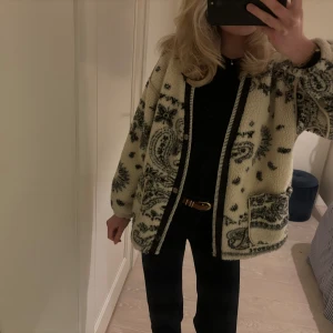 Teddyjacka - Superfin teddyjacka i paisleymönster😍 köpt secondhand och står tyvärr inget märke 