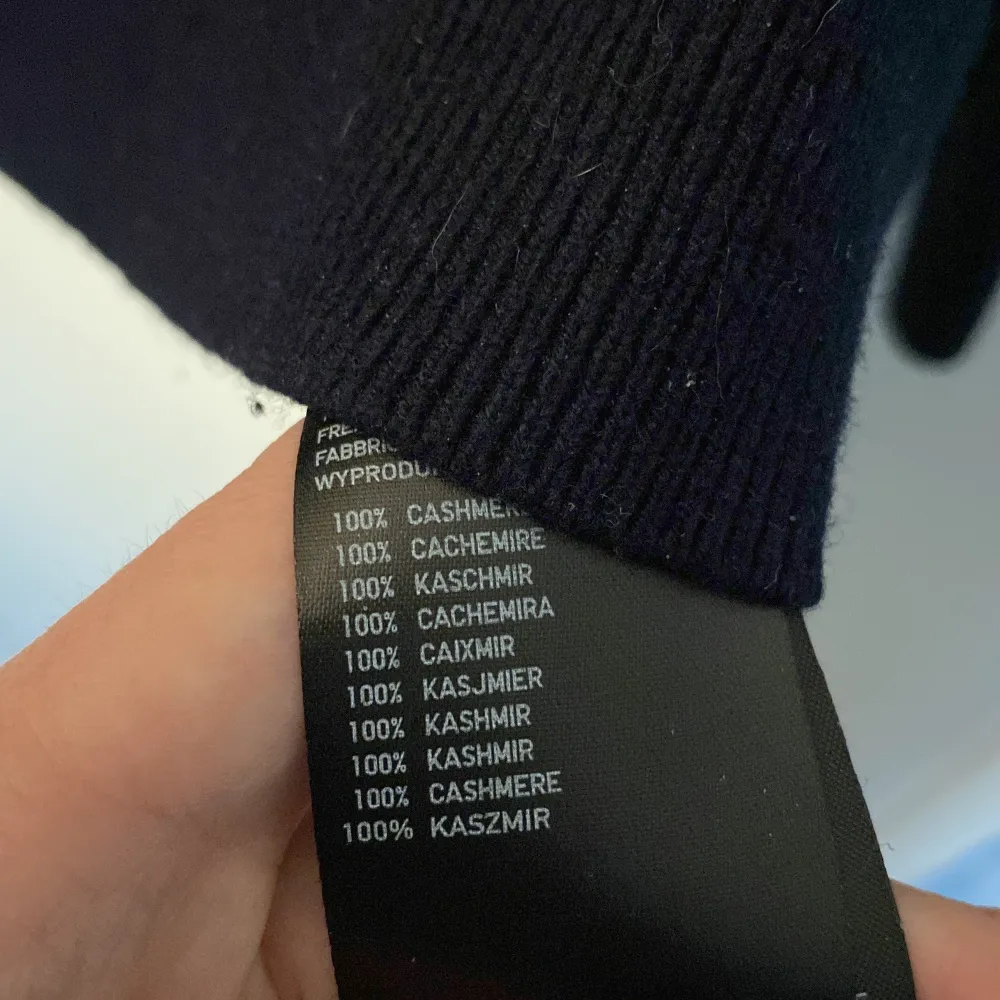Säljer en elegant svart kashmirtröja från Uniqlo. Tröjan tillverkad i 100% kashmir för en lyxig och mjuk känsla. Skulle säja att den är 8/10!Bara att skriva vid minsta fråga.💙. Neuletakit & Villapaidat.