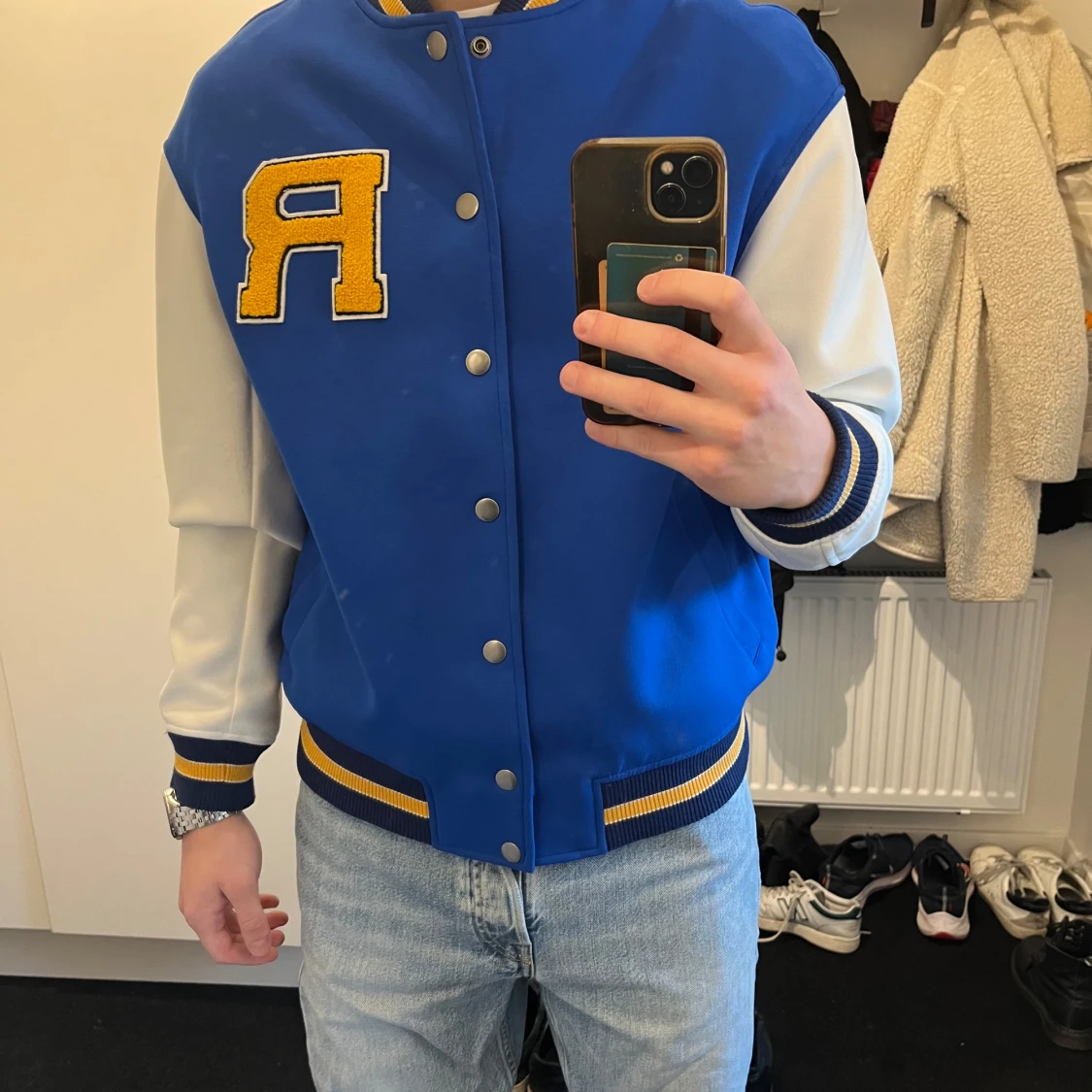 Blå och vit bomberjacka med bokstavsdetalj - 1