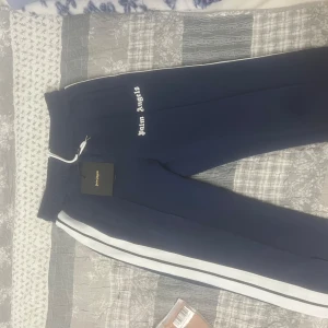 Palm angels - Säljer mina Palm angels byxor köpt från farfetch. Skriv privat om du vill se transaktionen. Kan gå ner i pris vid snabb affär. Kan köpas med moncler maya - se sista bild för 2299.