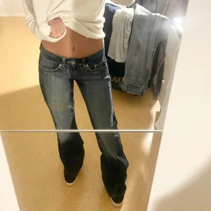 Lågmidjade Jeans - Skickar nt fler bilder! Säljer dessa såå snygga lågmidjade jeansen med coola fickor och bootcut. Helt oanvända alltså nyskick. Färgen är som på andra bilden. Midjemått 72 o Innerben 84.🫶