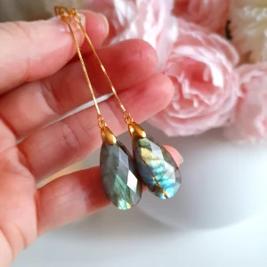 Labradorit örhängen 18k guld över Sterling Silver Långa - Perfekt som present eller gåva till dig själv!  - Facetterade Droppar 25mm höga - 18k guld över 925 Sterling Silver (Allergivänlig). - ca 7cm långa. - Labradorit symboliserar en spirituell kristall som stärker din intuition & connection med Universum. - Lätt vikt.  En magisk känsla att bära, så unik & helt perfekt till festen!  Lycka till! Jenny Jahn - Healing & Kristallmycken 