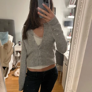 Super fin grå kofta - Säljer en mysig och snygg grå kofta med knappar från Gina!! ❤️
