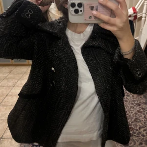 Kort kappa Zara - Så fin jacka från Zara. Jätte coola detaljer perfekt nu till våren. Storlek L men väldigt liten i storleken så skulle säga att den passar bra på en S. Superbra skick. Pris kan diskuteras 