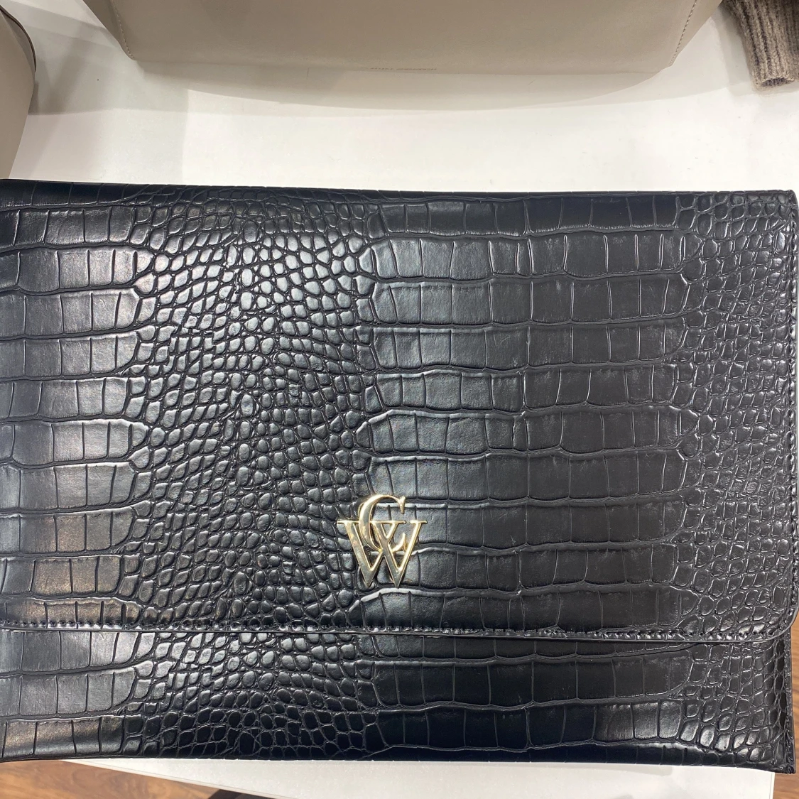 Svart kuvertväska med krokodilmönster