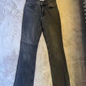 Grå jeans från Gina Tricot  - Gråa bootcut jeans från Gina Tricot. 