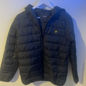  Snygg Svart pufferjacka från Lyle & Scott - Snygg svart pufferjacka från Lyle & Scott i ett perfekt skick. Jackan är inte så mycket använd. Nu säljer jag den för ett riktigt bra pris också. Priset är förhandlingsbart 