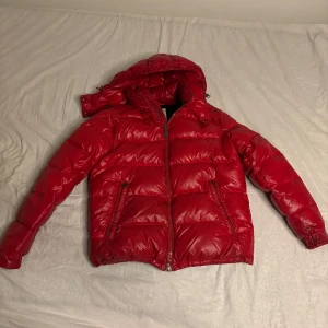 Moncler Maya  - Säljer en äldre version av moncler Mayan i röd färg. 7/10 skick men fortfarande väldigt fin och unik. Vid frågor är det bara att skriva ✍️ Pris är ej hugget i sten  ❤️