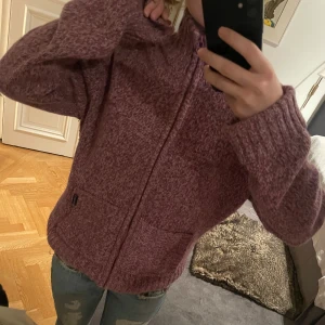 Rosa stickad kofta - En sånnn mysig oversized rosafärgad stickad kofta med dragkedja framtill!💖