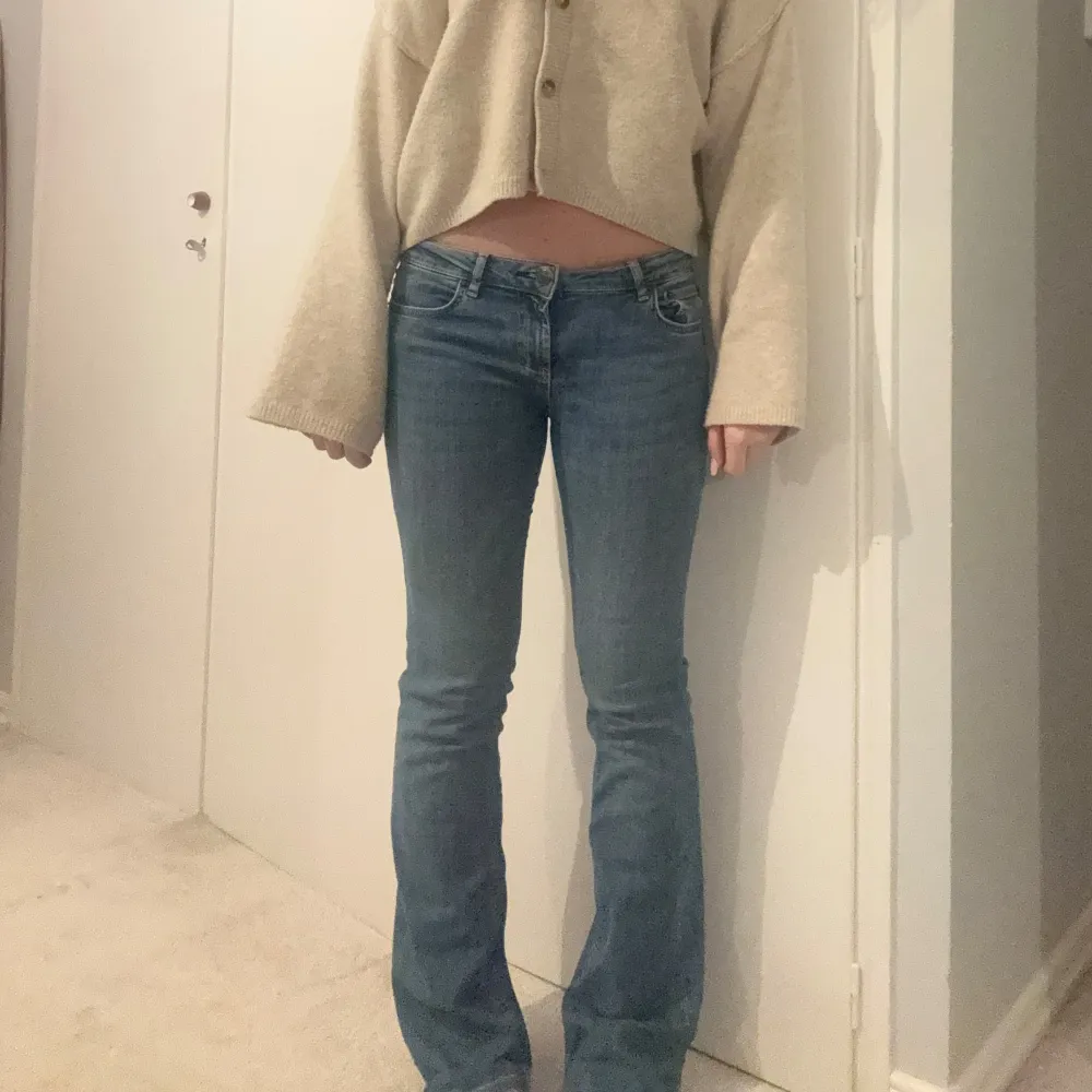 Snygga blå bootcut jeans med låg midja ✨✨. Farkut & Housut.