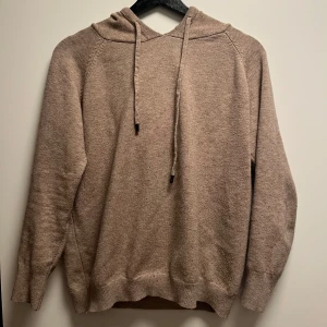Kashmir hoodie - Säljer en stilren beige Kashmir hoodie med långa ärmar och justerbar huva. Perfekt för en avslappnad look. Passar bra till både jeans och mjukisbyxor. Priset kan diskuteras vid snabb affär.