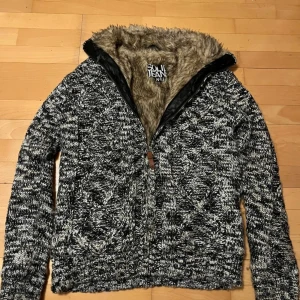 Stickad cardigan med pälsfoder - Säljer en snygg stickad cardigan med päls. Inga defekter och passar storlek s eller m