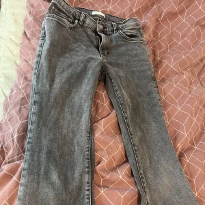 Grå jeansbyxor från Perfect Jeans - Snygga grå jeansbyxor från Perfect Jeans med klassisk femficksdesign. De har en dragkedja och knapp framtill. Perfekta för en avslappnad stil.