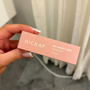 Hickap The Wonder Stick Pure Bronze - Säljer Hickap The Wonder Stick i nyansen Pure Bronze som är ett highlighter stick. 