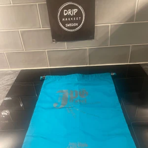 Blå Jean paul tyg påse - En helt ny och oanvänd jean paul tyg påse i färgen blå väldigt praktiskt och kan användas som necessär!