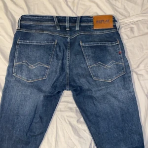 Blå jeans från Replay - Snygga blå jeans från Replay i ekologisk bomull. Klassisk femficksdesign med dragkedja och knapp. Perfekta för en avslappnad stil.