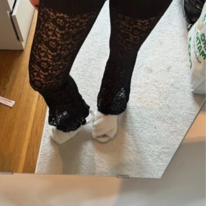 Svarta spetsbyxor från Boohoo - Snygga svarta byxor i spets från Boohoo. De har ett blommigt mönster och en tight passform som ger en elegant look. Perfekta för att lägga till en touch av stil till din outfit.