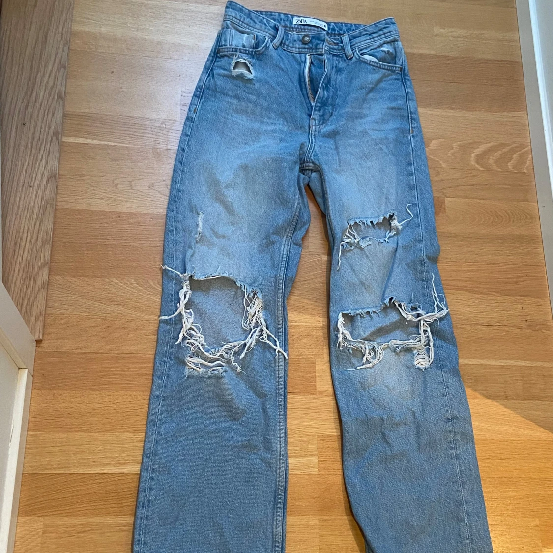 Blå jeans med slitningar - 3