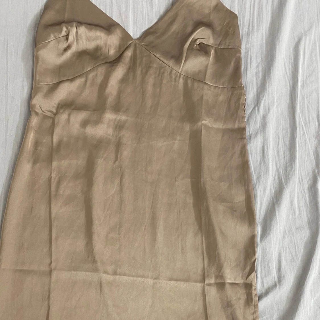 Champagnefärgad klänning från Bubbleroom