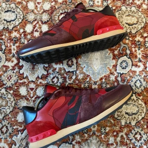 Valentino Rockrunners  - Hej! Säljer nu mina skor från märket Valentino , storlek 42, bra skick. Tveka inte på att höra av dig om du har frågor eller funderingar kring skorna!