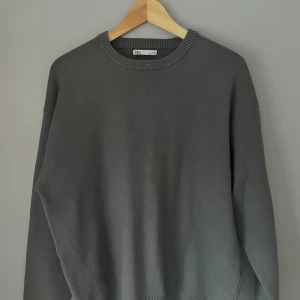 Gråblå stickad tröja från Zara - Säljer en snygg gråblå tröja från Zara. Finstickat mjukt material för en bekväm och snygg passform. Passar perfekt till våren! Strl L
