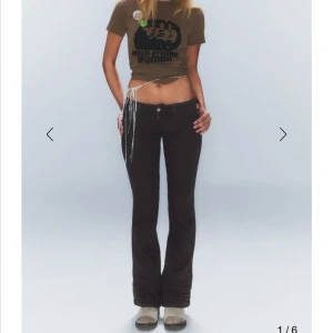 Weekday jeans - Säljer de eftertraktade weekday jeansen då de inte passade mig. Helt nya med prislapparna kvar! Helt slutsålda på hemsidan i nästan alla storlekar🩷