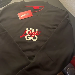 Svart tröja från Hugo Boss storlek Xl  - Helt ny Hugo boss tröja aldrig använd storlek Xl.