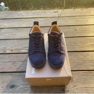 Loubs marinblå - Säljer mina loubs då de har blivit för små. Inte slitna alls bara lite smutsiga som jag kan tvätta bort. Pris förhandlingsbart