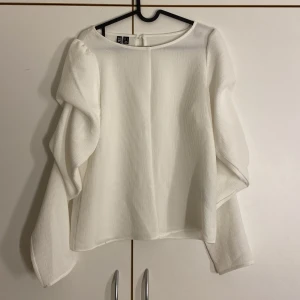 Långärmad tröja - Ribbad Långärmad tröja med volang på ärmar, använd 1 tillfälle