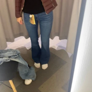 Blå bootcut jeans - Snygga blå bootcut jeans i stl 38 i Lindex, men sitter som stl 36 i zara jeans. Mid waist, stretchiga o superbekväma. 