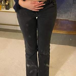 Low waist jeans - Low waist Jean från lindex, ser tyvärr inte vilken storlek det är på jeansen då det nästan suddats bort. Innerbenläng: ca 80cm, midjemått tvärs över: ca 36cm