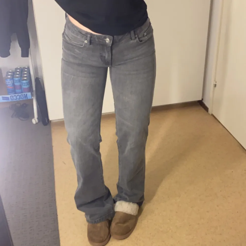 Bootcut jeans, använda max 3-4 gånger. Lång på mig som är 170cm, snabbt köp är prio! . Farkut & Housut.