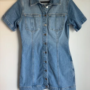 Jeansklänning från Zara  - Snygg jeansklänning i blå denim med korta ärmar och knappar framtill. Strl L men är väldigt liten i strl, passar mig som har S vanligtvis. Aldrig använd💕