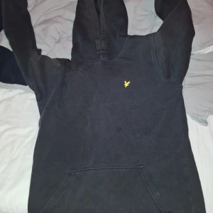 Svart lyle&scott hoodie - Säljer en svart lyle&scott hoodie. Lite solblekt. Säljer för den då inte passar längre.Den passar till barn runt 12-13 års åldern. 