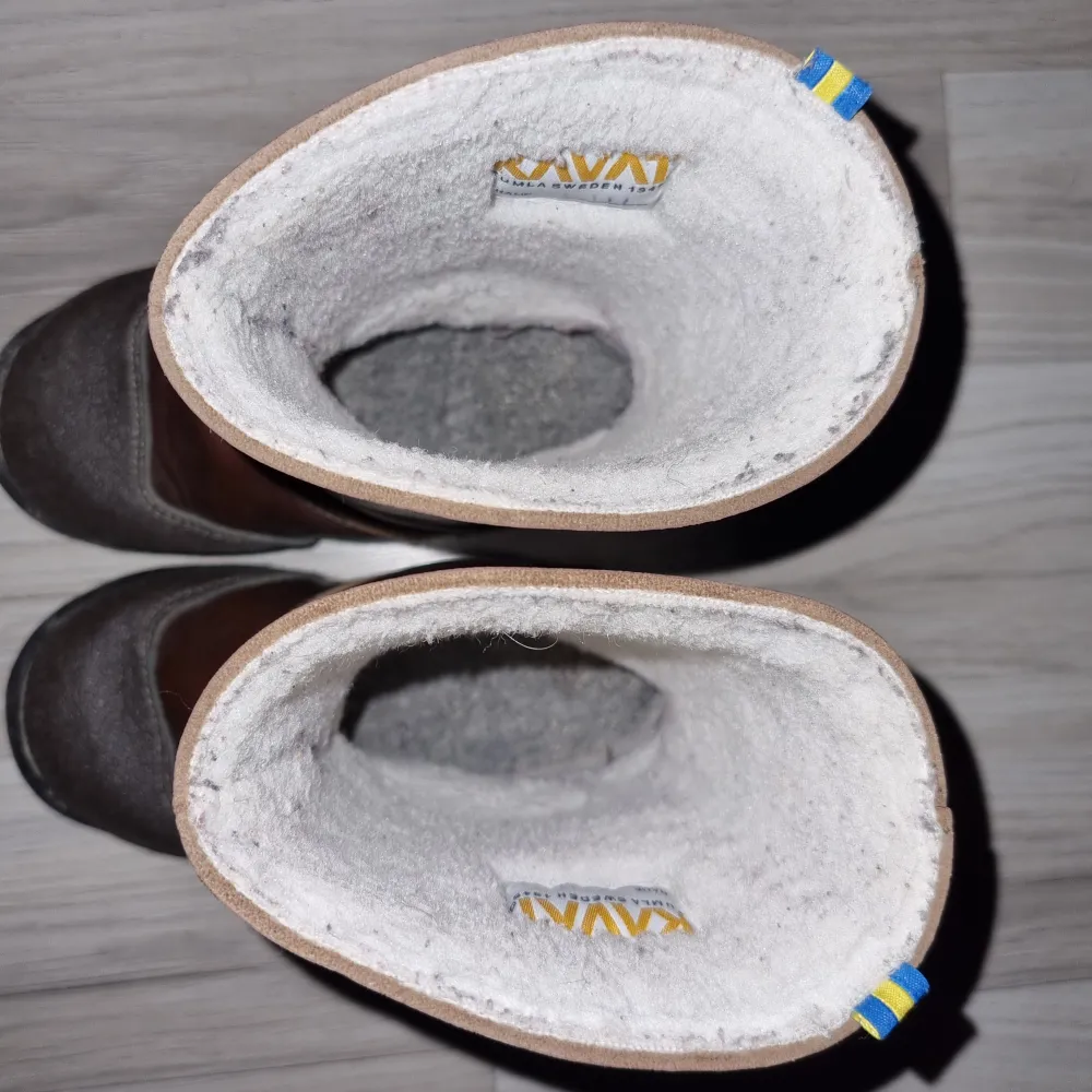 Säljer ett par bruna boots från Kavat med broderade fjärilar på sidan. De har en robust sula och är fodrade för extra värme. Perfekta för kyligare dagar.. Kengät.