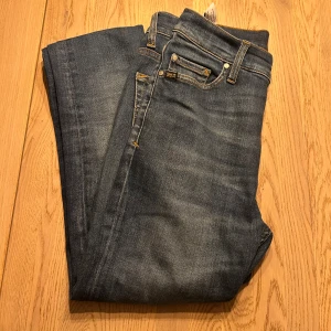 Tiger of sweden - Tiger of sweden jeans i storlek 29/32. Färg blå. Skicket är som nyskick därav de knappt är använda.jag säljer för 349kr.