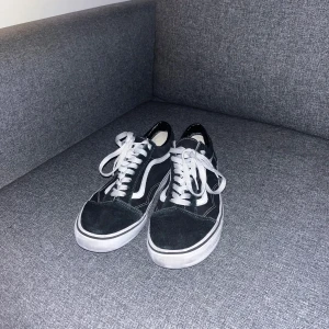Svarta sneakers från Vans storlek 44 - Säljer ett par klassiska svarta Vans sneakers med vit sula och snörning. Använda, enbart inomhusbruk. Bra skick men använda. Säljs för 150 men hör av dig om du är det minnsta i treserqd 