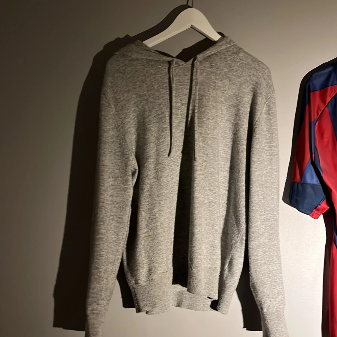 Grå cashmere hoodie från Calmire