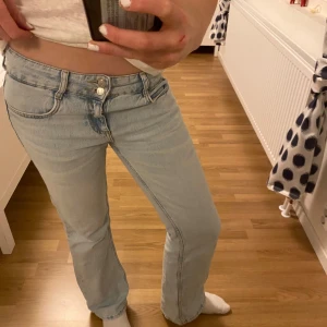 Ljusblå jeans med bootcut - Snygga ljusblå jeans med bootcut-stil och låg midja. De har en klassisk femficksdesign och stängs med dragkedja och knapp. Helt enkelt skitsnygga