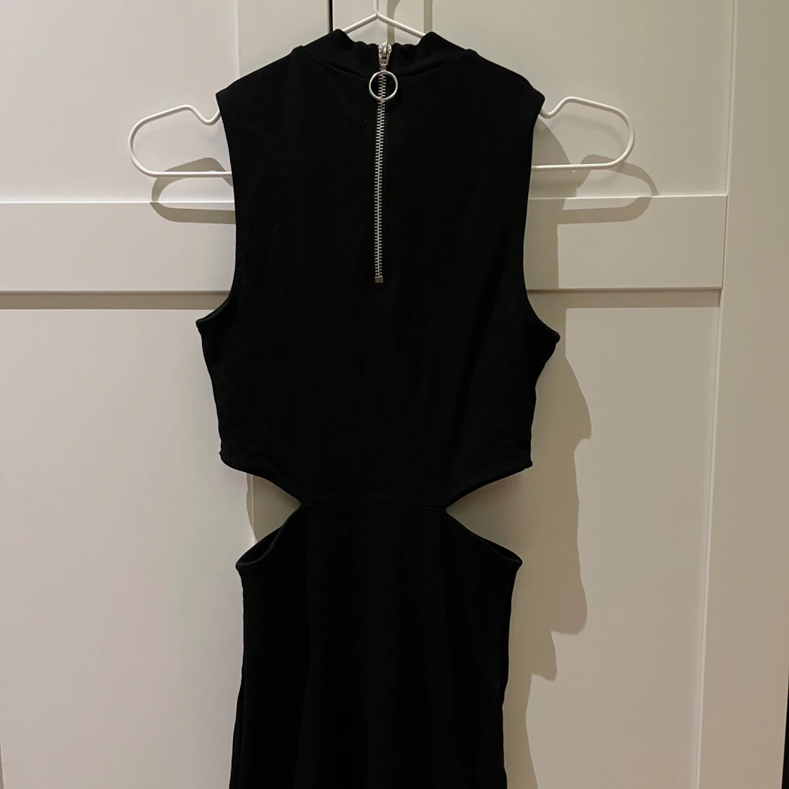 Svart ärmlös klänning med dragkedja